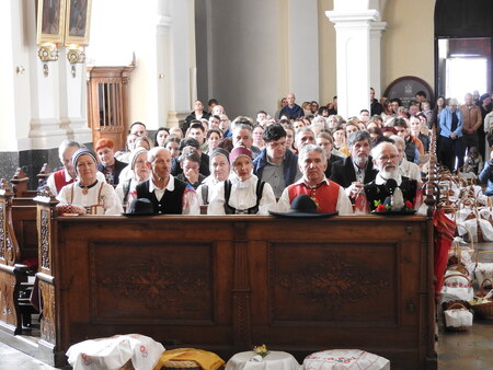 Pred blagoslovom jedi v župnijski cerkvi v Cerkljah. V prvi vrsti so člani KD Folklora Cerklje